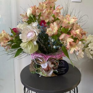 CACHEPÔ COM ASTROMELIAS E FLORES DE BOMBONS